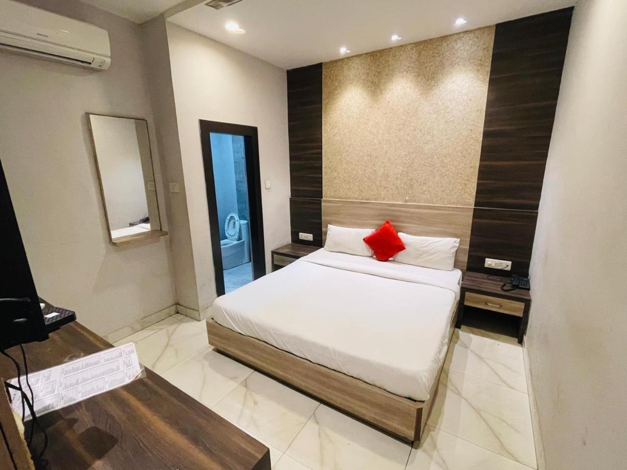 Hotel Megha Inn Лакхнау Екстер'єр фото